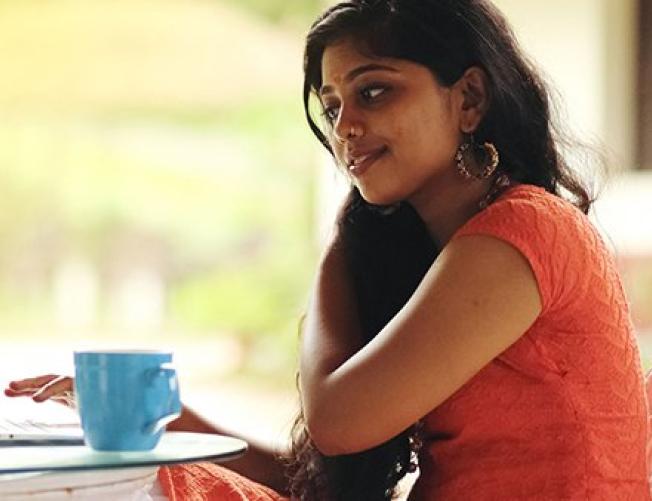 india-online-index-young-girl-using-laptop.jpg